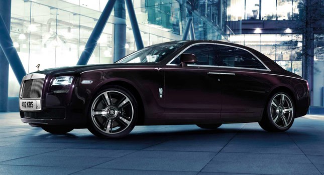 Một trong những mẫu xe trọng tâm của Rolls-Royce tại triển lãm Geneva, Ghost V-Specification được trang bị động cơ V12 dung tích 6,6 lít công suất 601 mã lực, momen xoắn cực đại 780 Nm. Xe sở hữu những chi tiết độc đáo trên bảng điều khiển và bảng tap-lô.