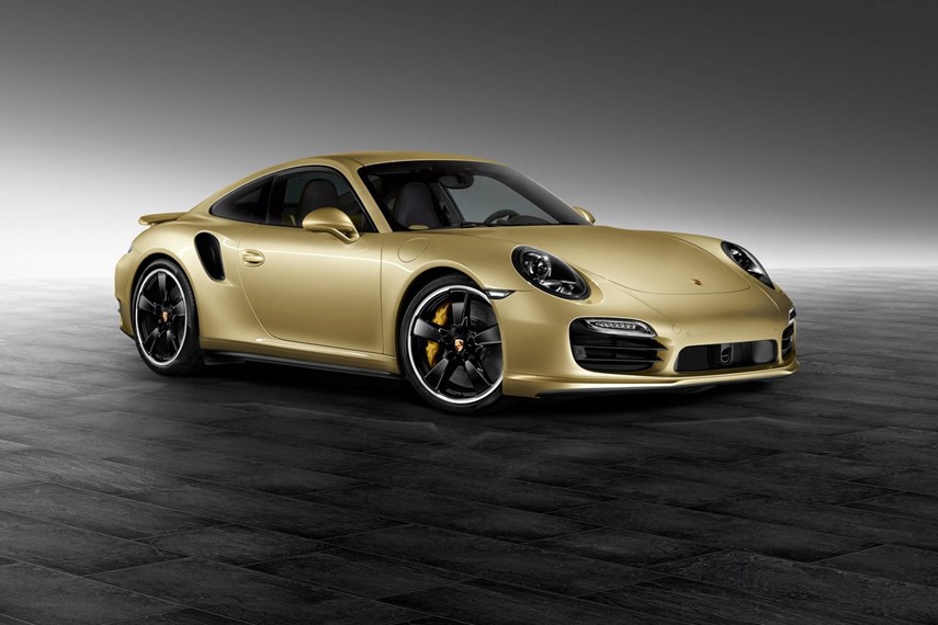 Porsche 911 Turbo phiên bản đặc biệt nổi bật với màu vàng chanh cung bộ vành hợp kim màu đen và nội thất 2 tông màu. Xe sử dụng động cơ dung tích 3,8 lít turbo tăng áp kép 6 xi-lanh cho công suất 520 mã lực và mô-men xoắn cực đại 710 Nm. 