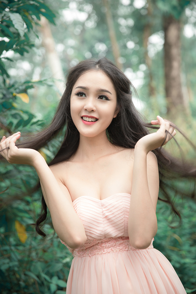 Là con gái cưng trong nhà, từng bước đi của Hoàng Anh đều có sự tư vấn của Đăng ký và nhận 60K 24 bao lì xì miễn phí mỗi ngày. Cô luôn cố gắng tránh gây scandal để không làm bố mẹ phiền lòng. 