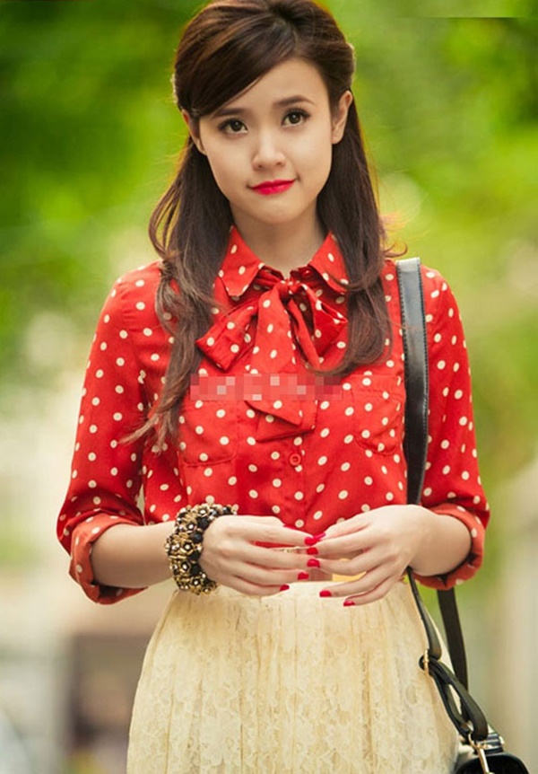 Năm 2012, Midu dần chăm chút bản thân hơn với những bộ cánh cổ điển nhưng có điểm nhấn, không rườm rà và vẫn nổi bật lên những đường nét thanh tú trên gương mặt cô.