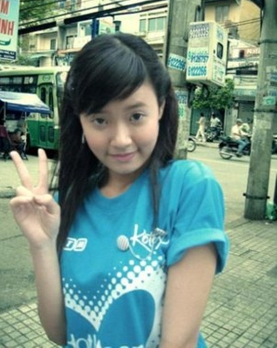 Như bao cô gái khác, Midu lựa chọn trang phục đơn giản, đúng lứa tuổi teen đi kèm mái tóc đen xõa ngang vai không cầu kì.