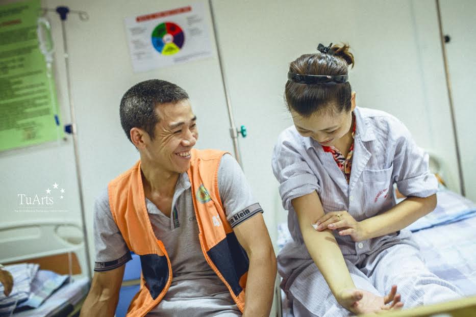 Suốt 10 năm qua, anh Hoàng Dũng vẫn luôn bênvợ chiến đấu với căn bệnh quái ác. Bằng tình yêu vô bờ bến, chị Hương đã mạnh mẽ hơn để chiến đấu với bệnh tật