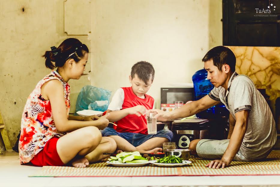 Đến với nhau và có một cháu trai kháu khỉnh nhưng hai vợ chưa từng có một đám cưới đúng nghĩa.