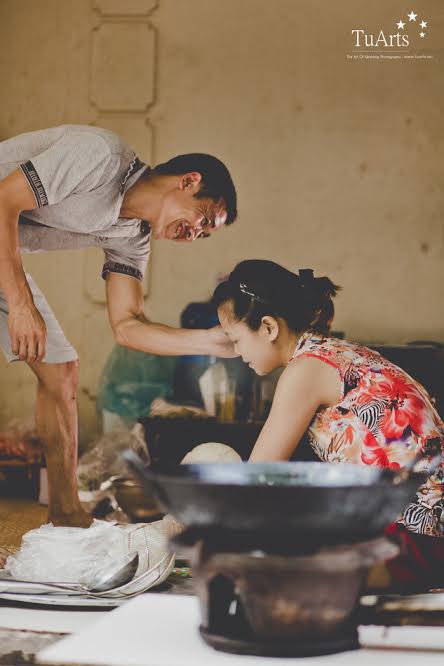 Dù cuộc sống mưu sinh nhọc nhằn, đầy lo toan nhưng anh chị vẫn luôn quan tâm, chăm sóc nhau cả ở những điều rất nhỏ.
