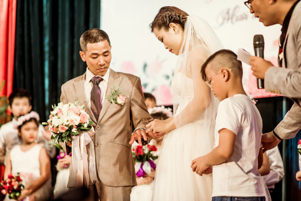 Giây phút trao nhẫn ý nghĩa hơn khi có con trai bên cạnh anh chị.