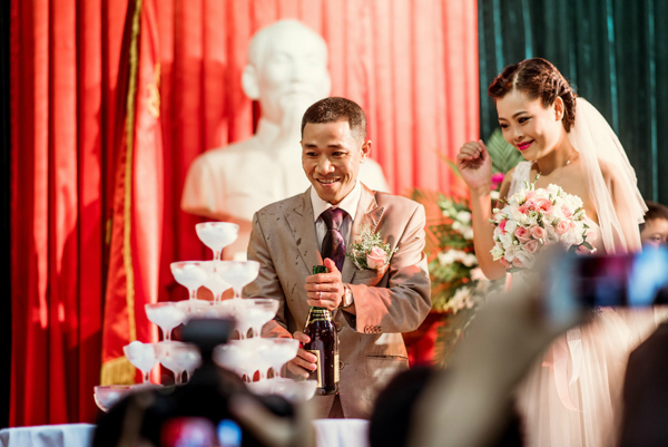 Anh Hoàng Dũng chia sẻ: Tình yêu đơn giản là bảo vệ, che chở cho người phụ nữ của mình, ngay cả khi không còn chút sức lực nào cũng không bao giờ nói: Anh không thể làm gì được nữa!
