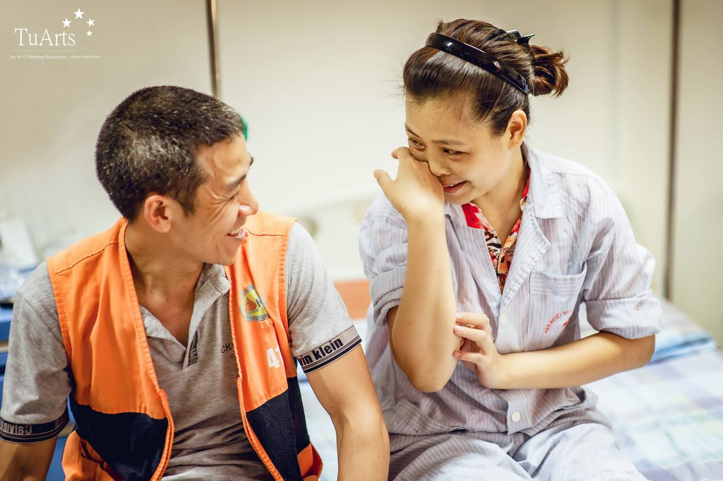Câu chuyện tình yêu của chị Thiên Hương và anh Hoàng Dũng quả thật khiến bao người phải ngưỡng mộ, minh chứnCâu chuyện tình yêu của chị Thiên Hương và anh Hoàng Dũng quả thật khiến bao người phải ngưỡng mộ, minh chứng cho sức mạnh lớn lao của một tình yêu đẹp.
