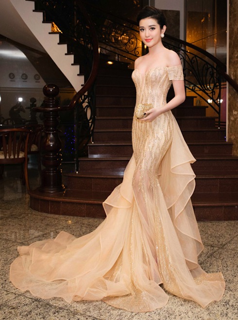 Gần đây, cô lại khiến công chúng một lần nữa trầm trồ với bộ đầm vô cùng lộng lẫy. Gần đây, cô lại khiến công chúng một lần nữa trầm trồ với bộ đầm vô cùng lộng lẫy.