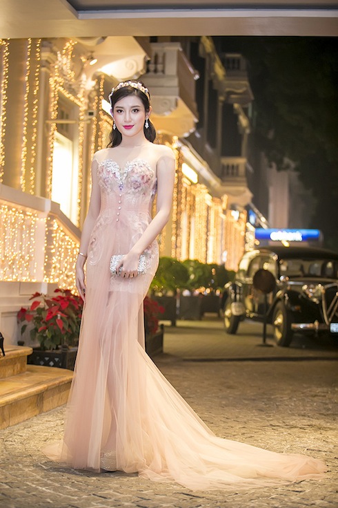Nàng Á hậu ngày càng trưởng thành trong cách ăn mặc. 