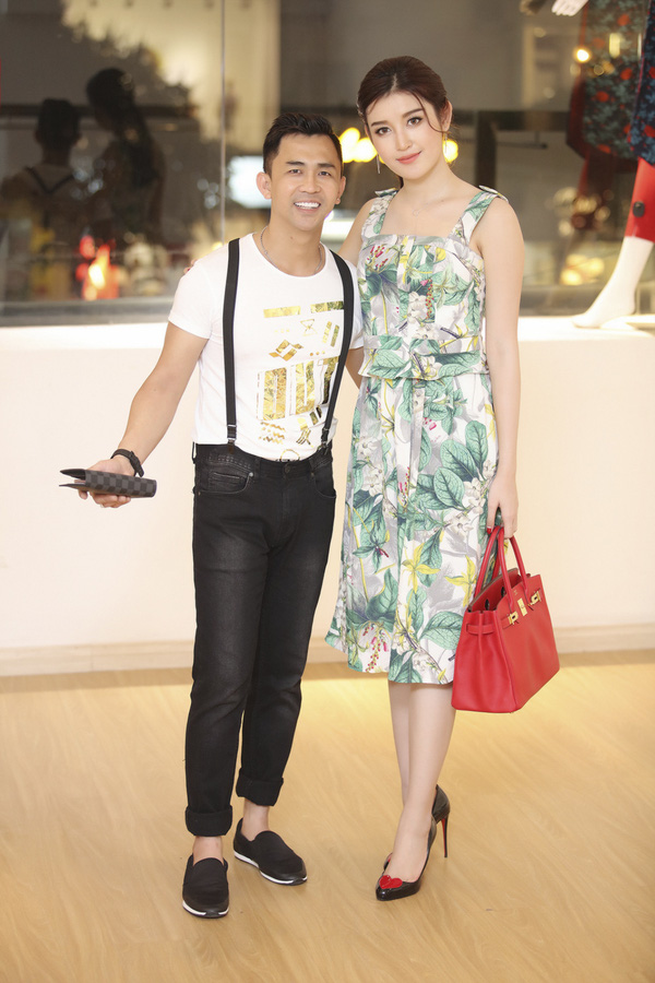 Huyền My thay một trang phục khác dịu dàng và kín đáo hơn. Huyền My thay một trang phục khác dịu dàng và kín đáo hơn.