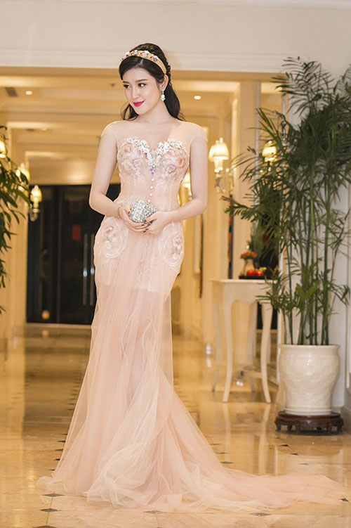 Huyền My khoe vẻ mong manh trong mẫu váy đuôi cá tông hồng dịu nhẹ. Vải xuyên thấu nơi cầu ngực đánh lừa thị giác khiến cô gợi cảm tuyệt đối.