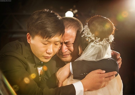 Chắc không nhiều người nghĩ rằng, vào lúc con gái xuất giá, cũng chính là lúc người cha cảm thấy buồn bã nhất. Ảnh sưu tầm