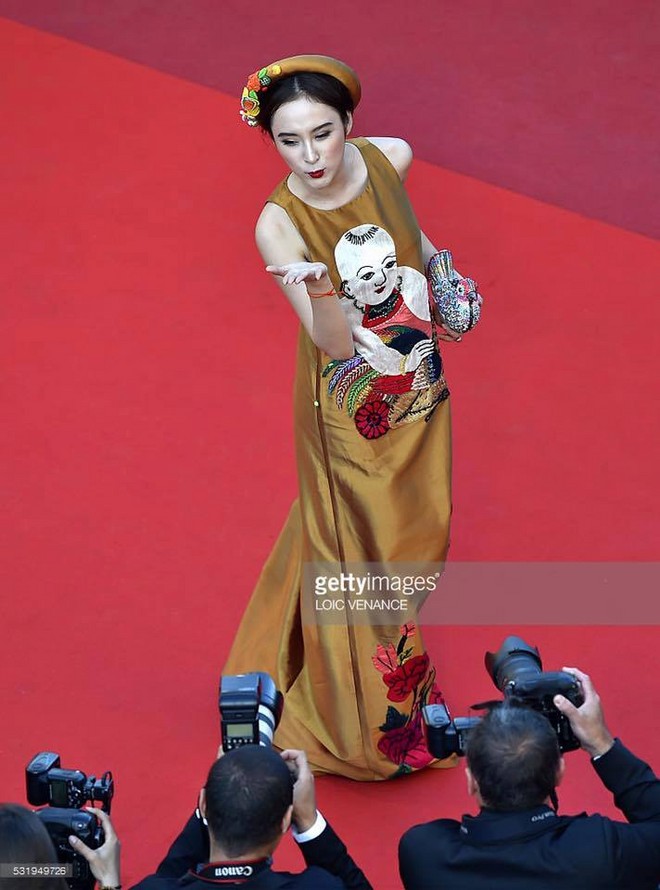 Angela Phương Trinh bất ngờ trở th&agrave;nh &lsquo;hiện tượng&rsquo; tr&ecirc;n thảm đỏ LHP Cannes