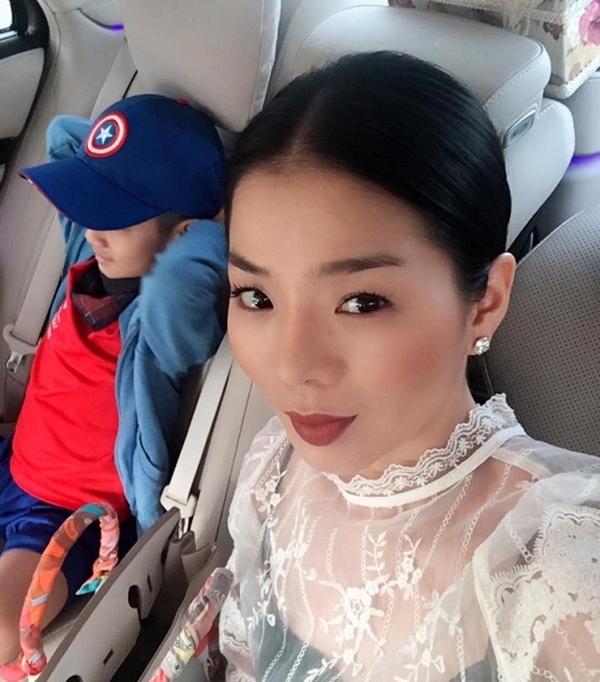 Lệ Quy&ecirc;n đưa con trai đi học bằng &ocirc; t&ocirc; hạng sang