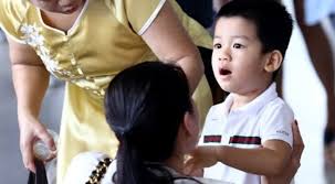 Cậu b&eacute; thừa hưởng c&aacute;c n&eacute;t đẹp từ cả bố v&agrave; mẹ
