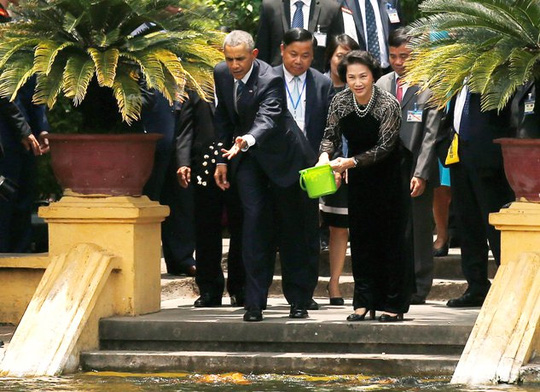 Tổng thống Obama đến Việt Nam: Lộ diện người x&aacute;ch vali hạt nh&acirc;n