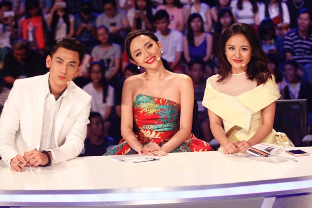 Vietnam Idol Kids: Gi&aacute;m khảo &lsquo;chết m&ecirc;, chết mệt&rsquo; với c&ocirc; b&eacute; b&uacute;p b&ecirc; Kh&aacute;nh Linh