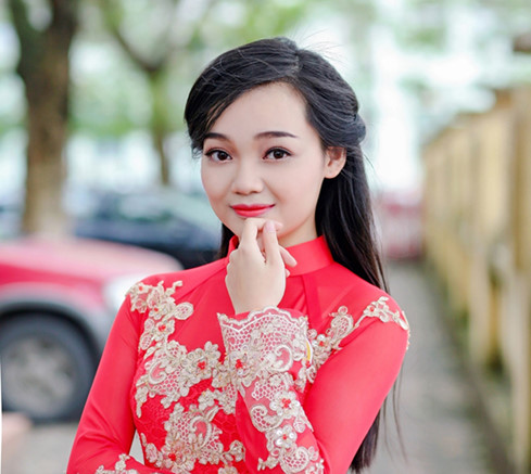 Tổng thống Obama đến Việt Nam: Xuất th&acirc;n của nữ sinh tặng hoa