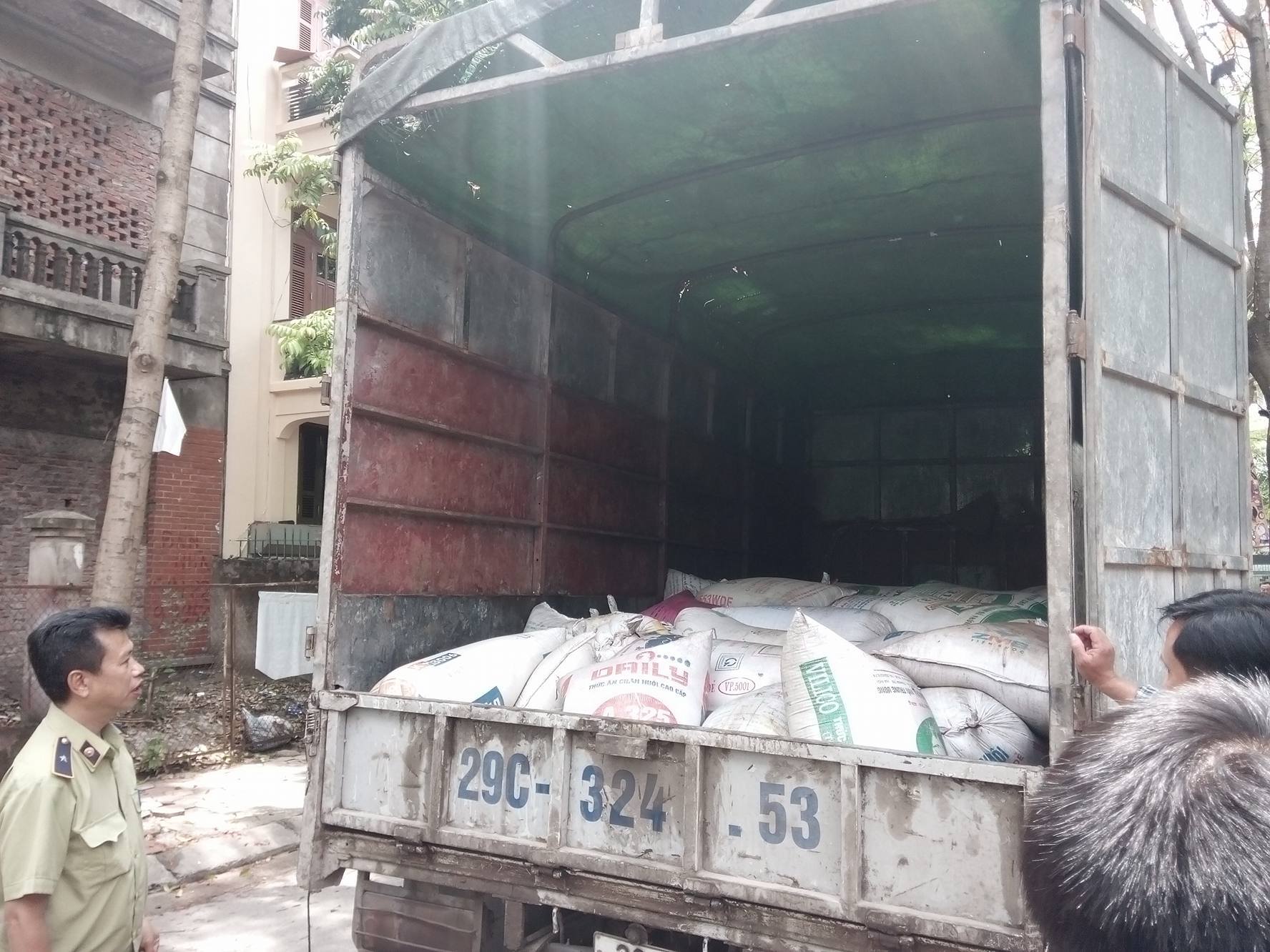 Tin tức trong ng&agrave;y: Cả gia đ&igrave;nh k&iacute;ch động vật v&atilde; khi ăn rau &lsquo;lạ&rsquo;