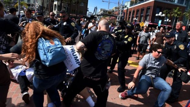Đ&aacute;m đ&ocirc;ng biểu t&igrave;nh phản đối Donald Trump b&ecirc;n ngo&agrave;i trung t&acirc;m hội nghị San Diego