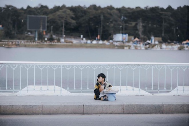 Ánh mắt ngóng trông người qua lại dừng chân bên ‘tiệm bánh nhỏ’ của em bé thật sự khiến người xem cảm thấy xót xa. Ảnh: Saostar 