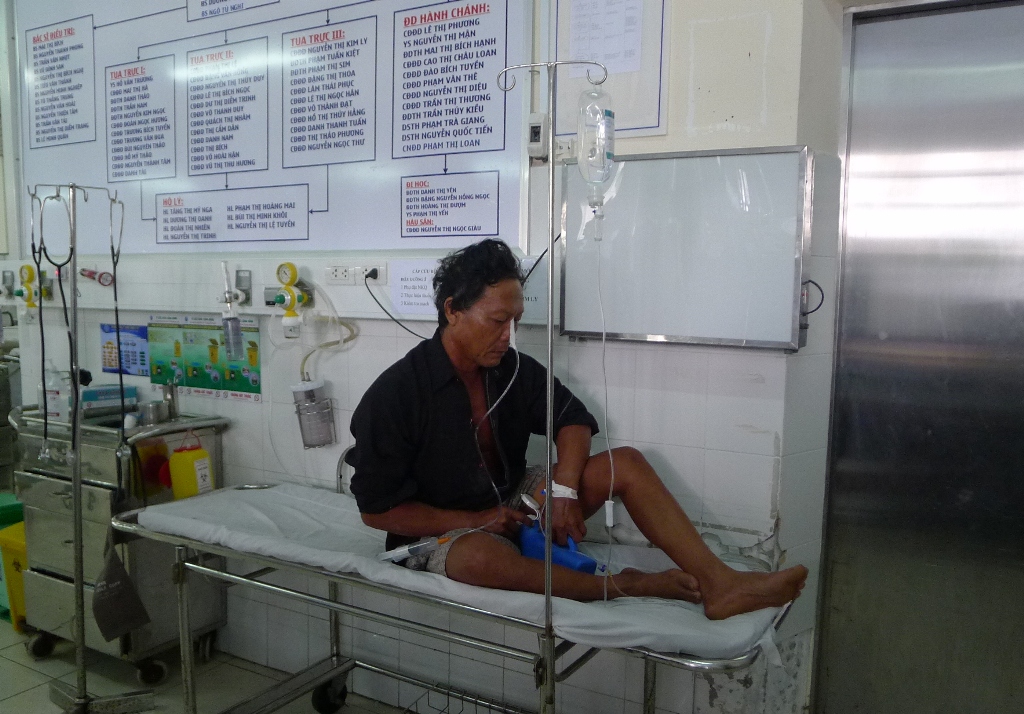 D&ugrave;ng b&uacute;a ch&eacute;m người t&igrave;nh &lsquo;đầu l&igrave;a khỏi cổ&rsquo; rồi uống thuốc s&acirc;u tự tử