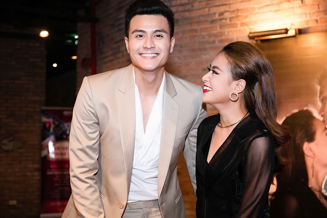 Vĩnh Thụy lần đầu c&ocirc;ng khai h&ocirc;n Ho&agrave;ng Th&ugrave;y Linh trước đ&aacute;m đ&ocirc;ng