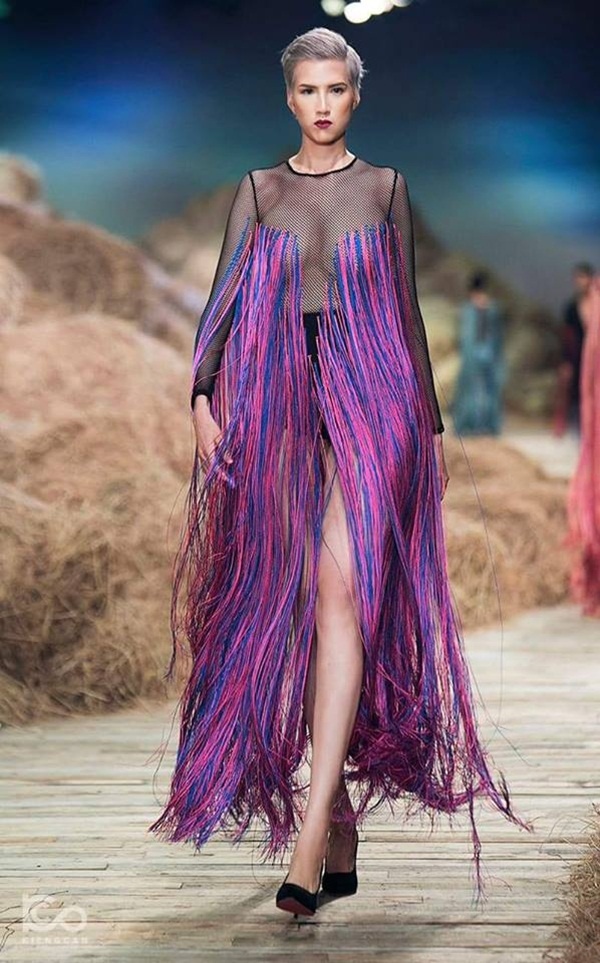 Xuất hiện trên sàn diễn thời trang mới đây, Top 4 Vietnam Next Top Model 2015 Hồng Xuân gây chú ý không chỉ với gương mặt khác lạ mà còn gây choáng với bộ ngực khủng. Diện bộ váy mỏng manh của NTK Đỗ Mạnh Cường, Hồng Xuân tự tin khoe vòng 1 đầy đặn. Xuất hiện trên sàn diễn thời trang mới đây, Top 4 Vietnam Next Top Model 2015 Hồng Xuân gây chú ý không chỉ với gương mặt khác lạ mà còn gây choáng với bộ ngực khủng. Diện bộ váy mỏng manh của NTK Đỗ Mạnh Cường, Hồng Xuân tự tin khoe vòng 1 đầy đặn.