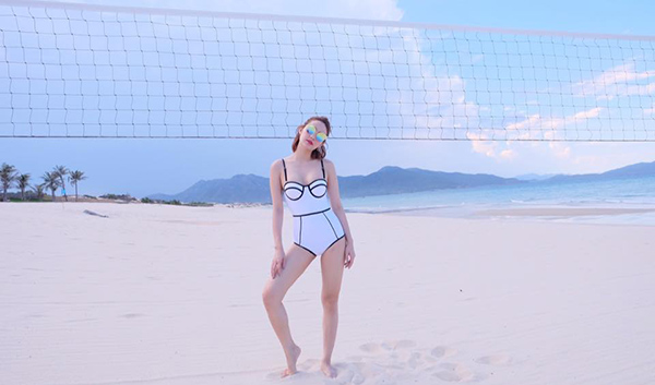 Mới đây, thông qua mạng xã hội, người đẹp bất ngờ chia sẻ bộ ảnh bikini nóng bỏng mà mình thực hiện nhằm gửi tặng các fan.