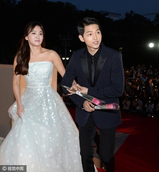 Song Joong Ki đang b&iacute; mật hẹn h&ograve; c&ugrave;ng &lsquo;đ&agrave;n chị&rsquo; Song Hye Kyo