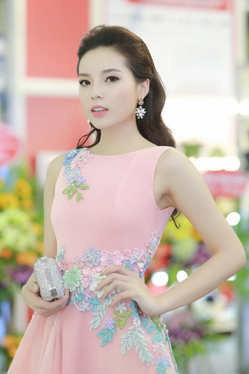 Hoa hậu Kỳ Duy&ecirc;n khoe d&aacute;ng b&ecirc;n cạnh si&ecirc;u xe Jaguard 2016 trị gi&aacute; gần 10 tỷ 