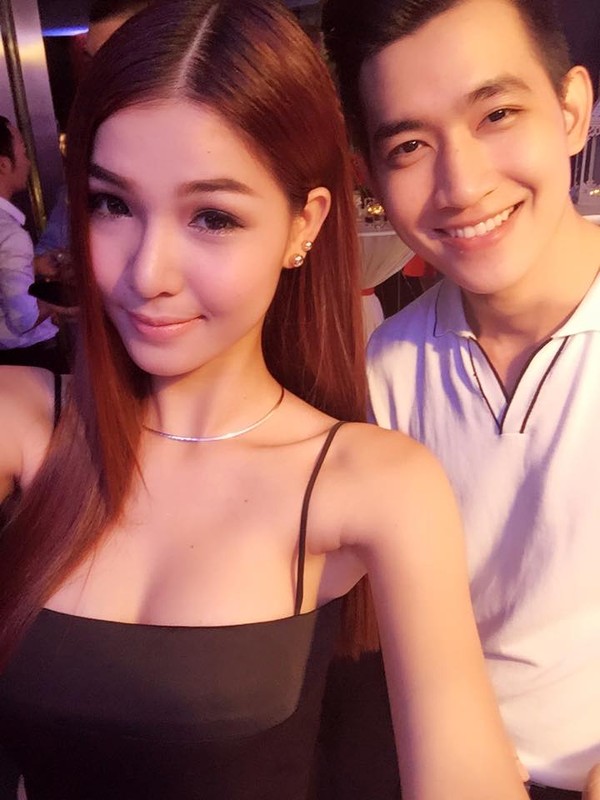 Kỳ Hân luôn gợi cảm mỗi khi xuất hiện trước công chúng, cô thường chọn những bộ váy quây, khoét cổ sâu hoặc áo hai dây.