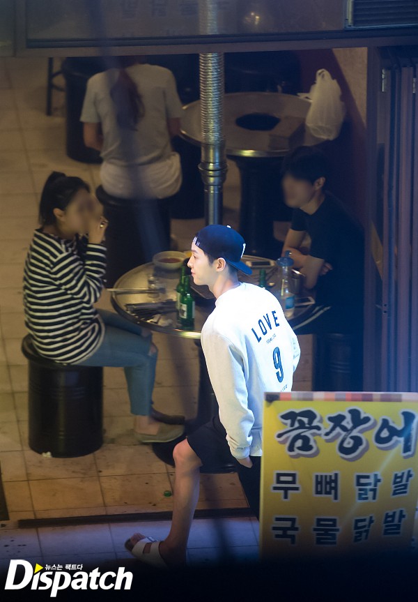 Song Joong Ki v&agrave; Song Hye Kyo ăn mặc đơn giản, hẹn h&ograve; l&uacute;c nửa đ&ecirc;m