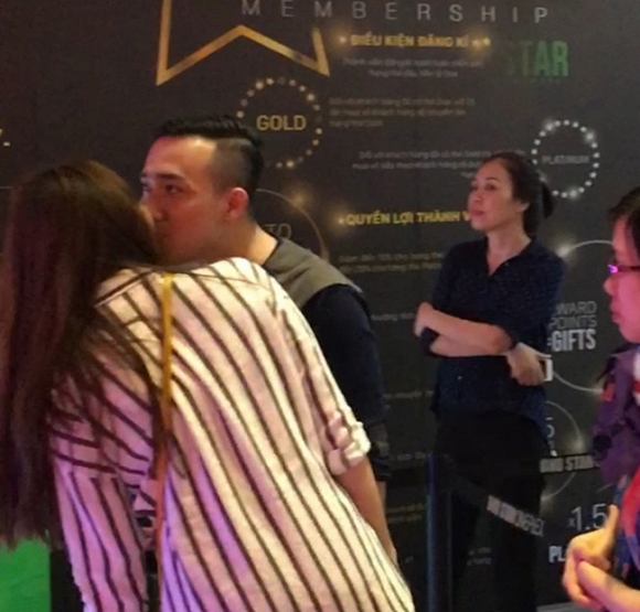 Hari Won và Trấn Thành ‘gây bão’ khi công khai ôm hôn giữa nơi công cộng