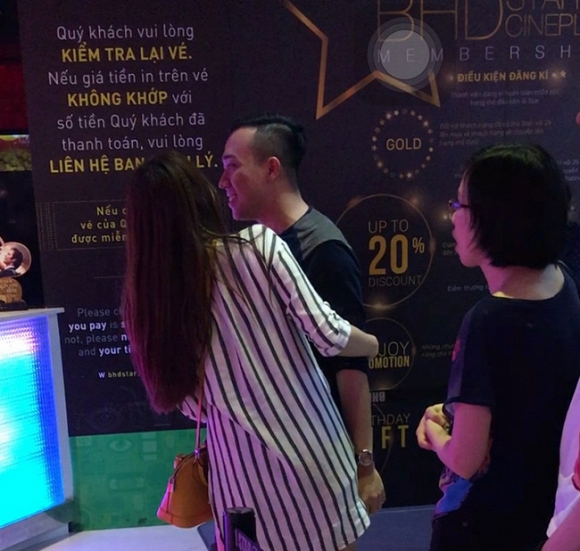 Hari Won và Trấn Thành ‘gây bão’ khi công khai ôm hôn giữa nơi công cộng