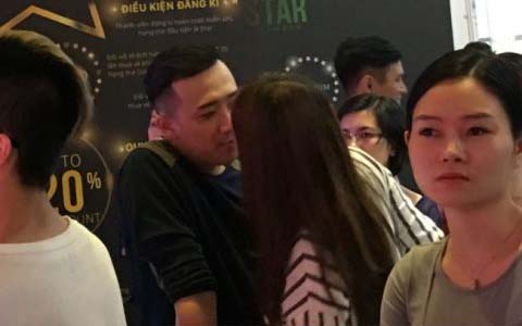 Những ngày qua, cư dân mạng xôn xao khi liên tục xuất hiện thông tin cho rằng Hari Won và Trấn Thành đã chia tay. Bằng chứng chính là việc Hari Won bất ngờ đăng tải dòng trạng thái đầy “tâm trạng” nói về tình yêu. Cộng thêm việc phát hành bài hát mới “Anh cứ đi đi” kể về một người con gái quyết chia tay khi biết bị bạn trai lừa dối khiến tin đồn càng được đẩy lên cao.