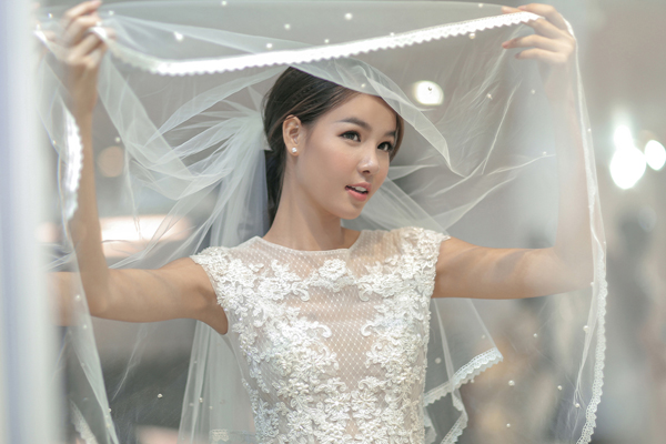 Mạc Hồng Qu&acirc;n &lsquo;g&acirc;y sốt&rsquo; khi sắm 4 bộ v&aacute;y cưới tặng Kỳ H&acirc;n