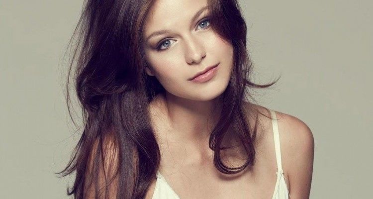 Melissa Benoist (27 tuổi) là diễn viên từng góp mặt trong series phim truyền hình nhạc kịch ăn khách của Mỹ - Glee. Cô cũng để lại nhiều ấn tượng trong các show truyền hình và phim bộ, trong đó nữ siêu nhân (supergirl) - em họ của siêu nhân - là vai diễn thành công nhất. Hiện Instagram của 8X có 761.000 lượt theo dõi.