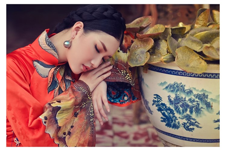 Lê Trần Ngọc Trân từng đăng quang Người đẹp du lịch Huế 2015 và được chọn là người mẫu cho bộ ảnh quảng bá Festival Huế 2016. Lê Trần Ngọc Trân từng đăng quang Người đẹp du lịch Huế 2015 và được chọn là người mẫu cho bộ ảnh quảng bá Festival Huế 2016.