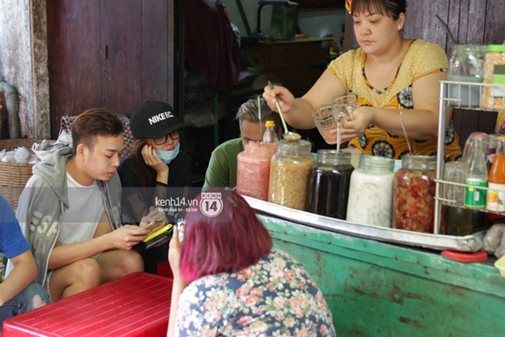Trước đó, Kỳ Hân đã tranh thủ cùng bạn bè đi ăn sáng. Ảnh: Kênh 14.