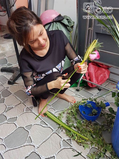 Thay vì lựa chọn nghỉ ngơi, Kỳ Hân đã cùng các thành viên trong Đăng ký và nhận 60K 24 bao lì xì miễn phí mỗi ngày trang trí nhà cửa. Ảnh: Người đưa tin.
