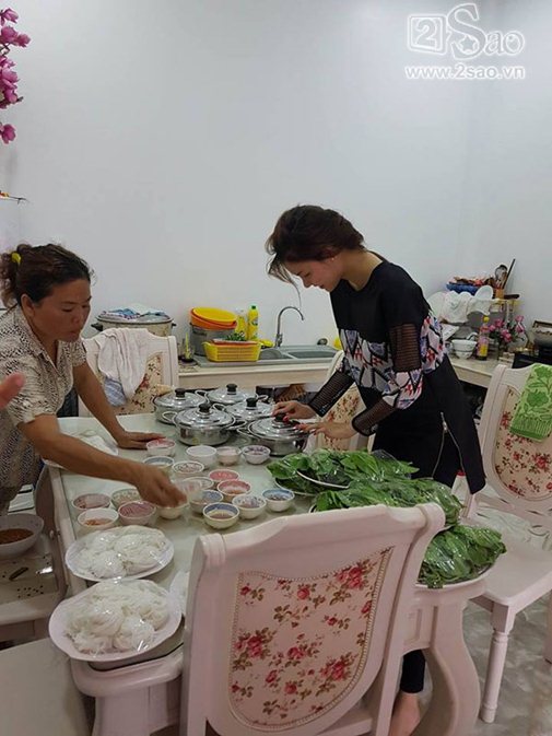 Khác với ngày thường, Kỳ Hân ăn vận khá giản dị, thậm chí để nguyên mặt mộc. Cô không nghỉ ngơi mà phụ giúp mọi người chuẩn bị cỗ bàn. Ảnh: 2Sao.