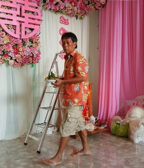 Bố của Kỳ Hân chuẩn bị cho ngày trọng đại của con gái. Ảnh: Người đưa tin.