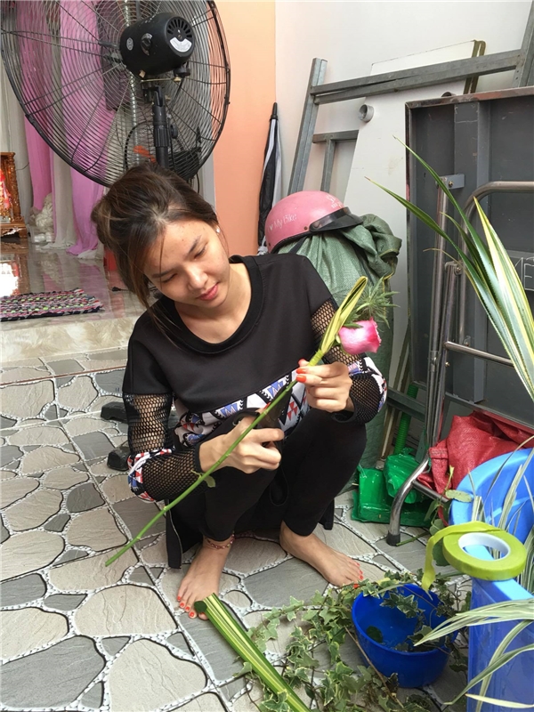 Trước đó, thay vì lựa chọn nghỉ ngơi, Kỳ Hân đã cùng các thành viên trong Đăng ký và nhận 60K 24 bao lì xì miễn phí mỗi ngày trang trí nhà cửa, chuẩn bị cho ngày trọng đại.