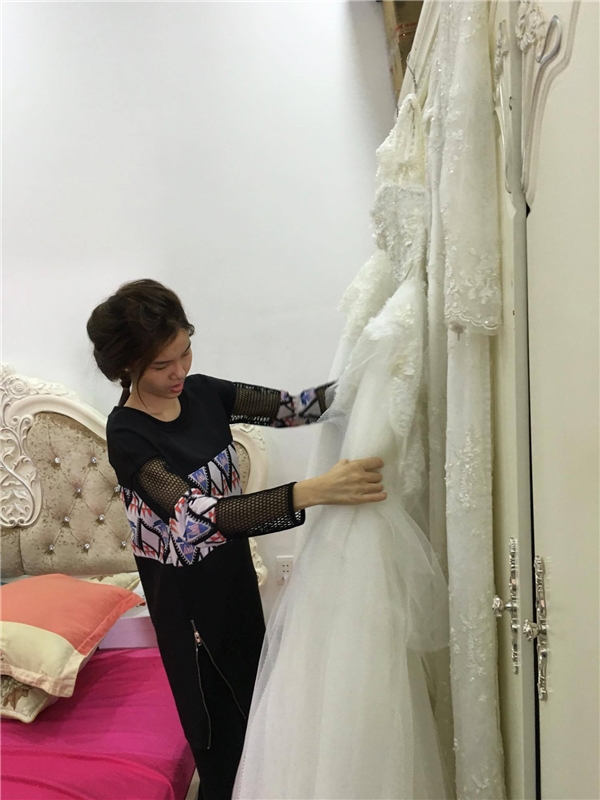 Khác với ngày thường, Kỳ Hân ăn vận khá giản dị, thậm chí để nguyên mặt mộc. Cô không nghỉ ngơi mà phụ giúp mọi người chuẩn bị cỗ bàn. Ảnh: 2Sao.