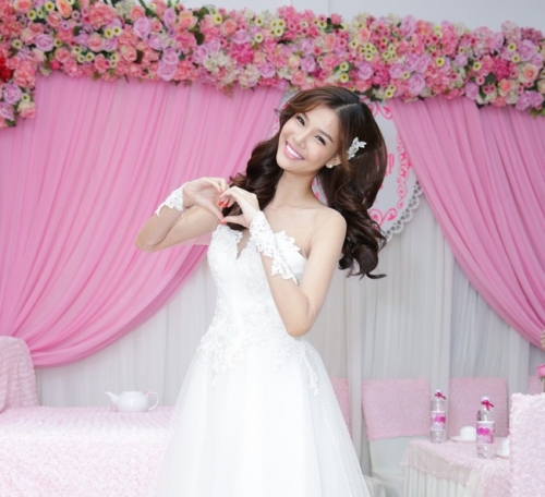 Được biết, NTK Chung Thanh Phong là người lo toàn bộ trang phục cho cặp đôi trong ngày trọng đại.