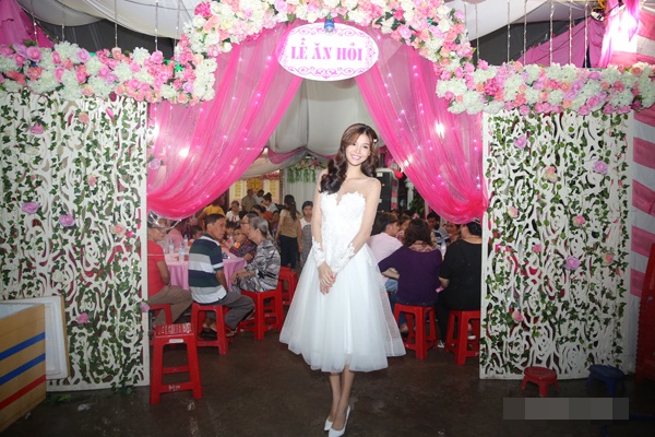 Hiện tại, hôn lễ của cặp đôi 'tai tiếng' nhất showbiz Việt Mạc Hồng Quân và Kỳ Hân đang chính thức được tổ chức tại quê nhà. 