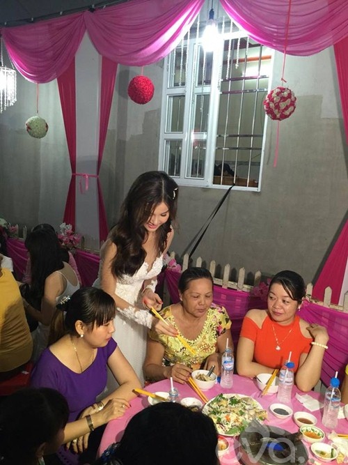 Kỳ H&acirc;n v&agrave; Mạc Hồng Qu&acirc;n đang tổ chức h&ocirc;n lễ tại qu&ecirc; nh&agrave;