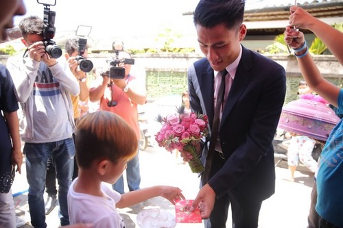 Vì vướng lịch làm việc với đội bóng, sáng 15/6, Hồng Quân mới có thể bắt chuyến bay sớm vào TP.HCM. Từ TP HCM, anh lập tức lên ô tô chạy về Sóc Trăng để kịp giờ làm lễ ăn hỏi. Ảnh: Xây dựng