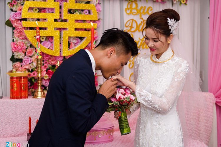 Sau khi trao nhẫn, Mạc Hồng Quân hôn tay Kỳ Hân để bày tỏ tình yêu với một nửa của mình. Ảnh: Zing News.